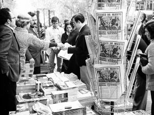 1975 - Newsstand with papers announcing Franco's death.