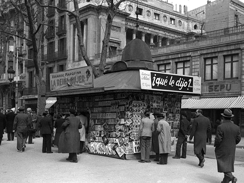 1943 - Newspaper stand on Les Rambles.