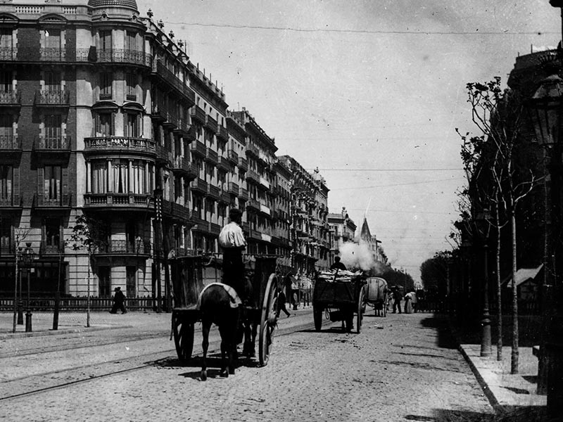 1908 - Ronda de la Universitat with carriages traveling along the road.