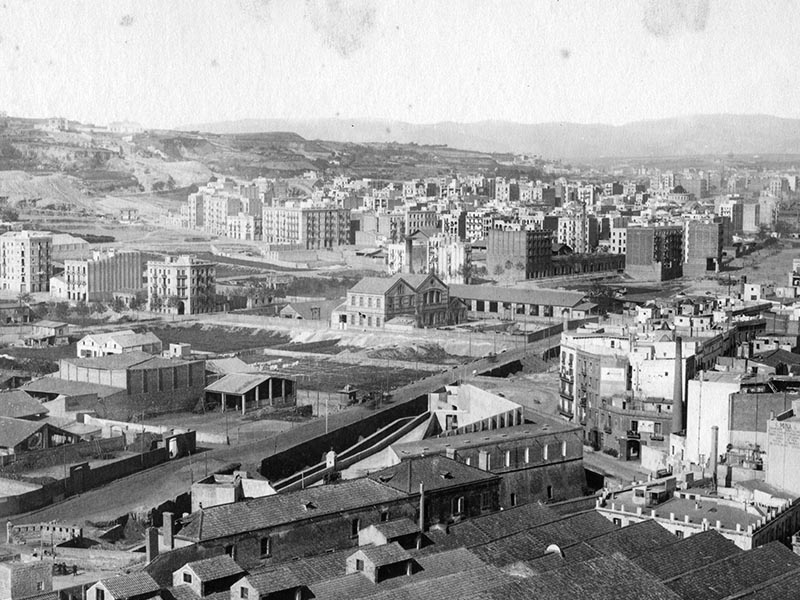 1880 - View of Poble-sec and Montjuïc from the Drassanes area of ​​Barcelona.