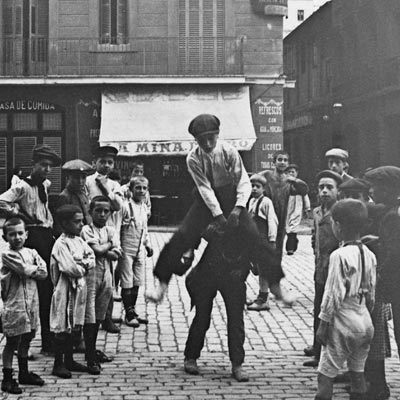 19th century children playing in Barcelona
