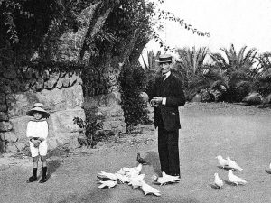 1915 - Family scene in Parc Güell