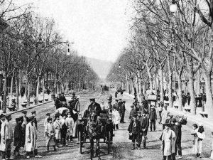 1915 - Passeig de Gràcia with people and carriages.