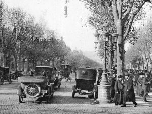1925 - Paseo de Gracia with people, cars, cars and horses