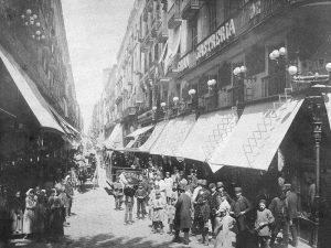 1880. Carrer Ferran with people, tram and carriages.