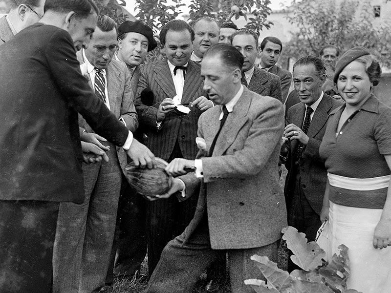 1934 - Lluís Companys, President of the Generalitat of Catalonia, cuts a melon in Tarròs,