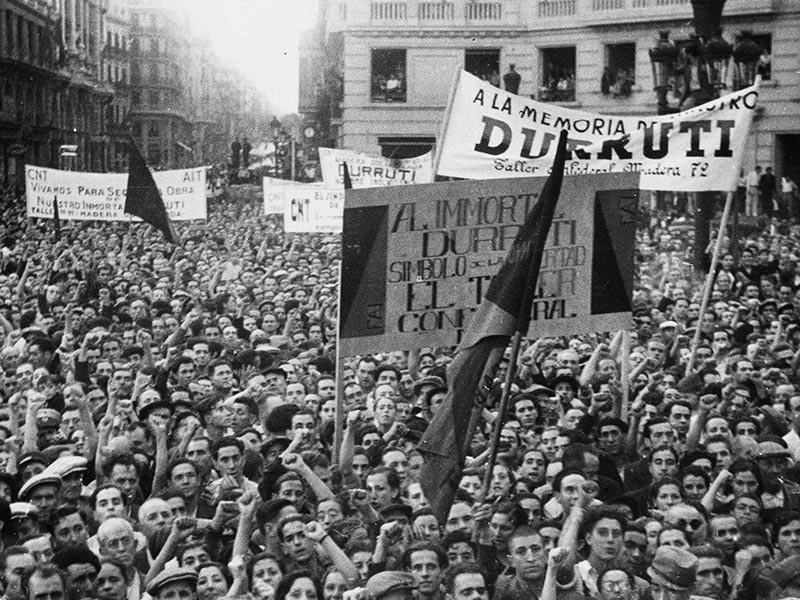 1937 - Crowd celebrating the unveiling of a plaque that renames Via Laietana Via Durruti.